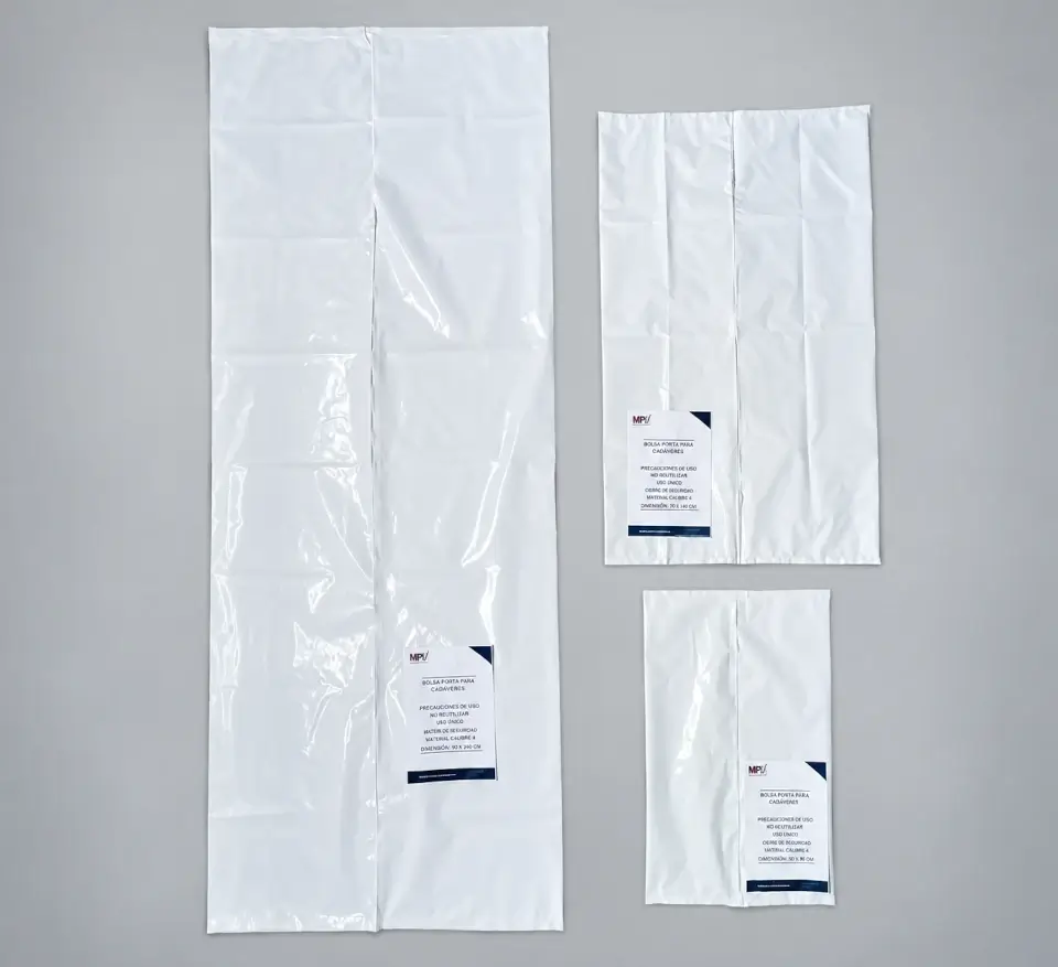 Tres bolsas blancas de diferentes tamaños dispuestas sobre fondo gris neutro